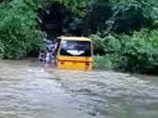 കരകവിഞ്ഞൊഴുകിയ ഓനിപുഴ പാലത്തില്‍ സ്‌കൂള്‍ ബസ് ഓഫായി; ഒഴിവായത് വന്‍ അപകടം