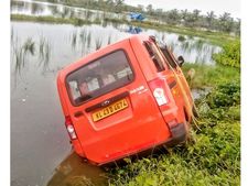  സ്കൂൾ വാൻ പാടത്തേക്ക് മറിഞ്ഞു: വൻ ദുരന്തം ഒഴിവായി,  സംഭവം എറണാകുളം പള്ളുരുത്തിയില്‍! 