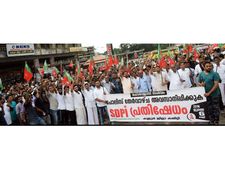 അഭിമന്യൂ  വധം: പതിവുകൾക്കൊന്നും മാറ്റമില്ല, ഇരവാദവുമായി എസ്ഡിപിഐസ്!! ജില്ലാടിസ്ഥാനത്തിൽ പ്രകടനം