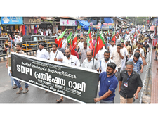 പോലീസ് അനുമതിയില്ലാതെ എസ്ഡിപിഐ പ്രതിഷേധ റാലി,സംഘർഷം കണക്കിലെടുത്ത് വൻ സന്നാഹം, നേതാക്കൾ ഉൾപ്പടെ മുന്നൂറോളം പേർക്കെതിരെ കേസ്