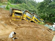 വയനാട്ടില്‍ തോരാപ്പെയ്ത്ത്;  അഞ്ച് ടിപ്പറുകള്‍ മണ്ണിനടിയിലായി;  ലോറി മറിഞ്ഞ് ഡ്രൈവർ മരിച്ചു!