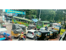 നഗരം ഗതാഗതകുരുക്കില്‍ മുറുകുന്നു, ശക്തമായ നടപടി വേണമെന്ന് ആവശ്യം  പാര്‍ക്കിംഗിനായി അനുവദിച്ച സ്ഥലം കച്ചവട കേന്ദ്രങ്ങളാക്കിയതായി പരാതി 