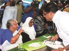 അഗതികള്‍ക്കൊപ്പം പിറന്നാള്‍  ആഘോഷിച്ച് വിഎം സുധീരന്‍