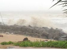 വടകരയിൽ കടലാക്രമണം രൂക്ഷം; ഇരുപത്തി അഞ്ചോളം വീടുകളിൽ വെള്ളം കയറി 