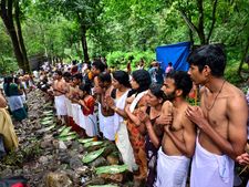 കര്‍ക്കിടക വാവുബലി ആഗസ്റ്റ് 11ന്; ഒരുക്കങ്ങള്‍ വിലയിരുത്താന്‍ യോഗം ചേര്‍ന്നു