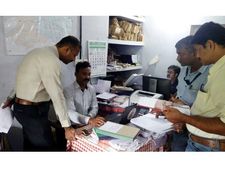 വിജിലന്‍സിനെ കണ്ട് പേഴ്‌സും പണവും നിലത്തിട്ട് ഓടി: വില്ലേജ്  ഓഫീസറെ ഓടിച്ച് പിടികൂടി,  പരക്കെ റെയ്ഡ്