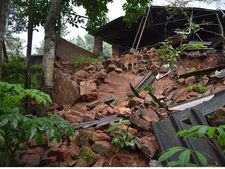 വടകരയിൽ കൊപ്രാ കളത്തിന് ചുറ്റും കെട്ടിപൊക്കിയ  മതിൽ തകർന്നു വീണു; അൻപതോളം വീട്ടുകാർ ആശങ്കയില്‍ 