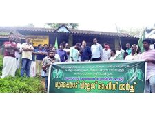 ഉദ്യോഗസ്ഥരില്ല; മൂപ്പൈനാട് വില്ലേജില്‍ വിവിധ ആവശ്യങ്ങള്‍ക്കെത്തുന്നവര്‍ ദുരിതത്തില്‍; യൂത്ത്‌ലീഗ് മാര്‍ച്ച് നടത്തി