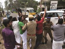 കടലാക്രമണ  മേഖല സന്ദര്‍ശിക്കാനെത്തിയ മന്ത്രിക്ക് കരിങ്കൊടി: പ്രതിഷേധത്തിന് പിന്നില്‍  യൂത്ത്‌ലീഗ്!!