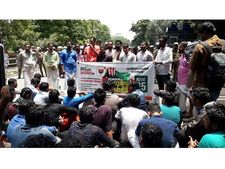 കോഴിക്കോട് യുവമോർച്ച മാർച്ചിൽ അക്രമം:  ലാത്തിച്ചാർജിൽ പ്രവർത്തകർക്ക് പരുക്ക്, ജലപീരങ്കി പ്രയോഗം! 