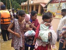 ദുരിതം ഒഴിയുന്നില്ല.. വെള്ളവും ഭക്ഷണവും കിട്ടാതെ ആയിരങ്ങള്‍..  കുടിവെള്ളത്തിനായി നിലവിളി