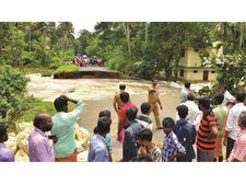 കരുവന്നൂര്‍ പുഴ കരകവിഞ്ഞൊഴുകി റോഡ് തകര്‍ന്നു: റോഡ് നിര്‍മാണത്തിന് സേനയുടെ  സഹായം തേടും, 