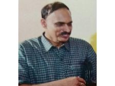 വടകര നഗര മധ്യത്തിൽ ദേശീയപാതയിൽ കാറിടിച്ച് ബൈക്ക് യാത്രക്കാരനായ അധ്യാപകൻ മരിച്ചു