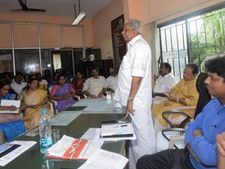 ദുരിതാശ്വാസ സാധനങ്ങളുടെ വിതരണത്തില്‍ വിവേചനം പാടില്ല; എല്ലാറ്റിനും കൃത്യമായ കണക്കു വേണം- മന്ത്രി