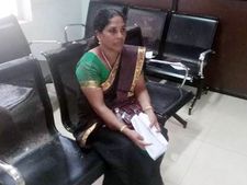 കടയുടെ ഉടമസ്ഥാവകാശ പ്രശ്നം;  പേരാമ്പ്ര പഞ്ചായത്ത് ഓഫീസില്‍ സ്ത്രീയുടെ കുത്തിയിരുപ്പ് സമരം