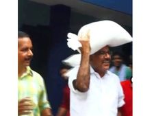 ദുരിതാശ്വാസ കേന്ദ്രത്തിൽ ഭക്ഷണകിറ്റ് തലച്ചുമടേറ്റി മന്ത്രി എകെ ശശീന്ദ്രന്‍: കൈയടിച്ച് വിദ്യാർഥികൾ