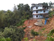 വയനാട്ടില്‍ ഉരുള്‍പൊട്ടലില്‍ മൂന്ന് മരണം: ജില്ലയില്‍ റെഡ് അലര്‍ട്ട്, സൈന്യം ജില്ലയിലെത്തി