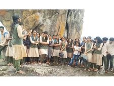 ദുരന്തനിവാരണമാര്‍ഗങ്ങള്‍ കണ്ടെത്താന്‍ വിദ്യാര്‍ത്ഥികളുടെ പഠനയാത്ര; ആറാട്ടുപാറയിലെത്തിയത് നിരവധി പേര്‍
