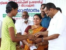 ഇല്ലായ്മയില്‍ നിന്ന് ഉന്നതിയുടെ പടവുകള്‍ താണ്ടുന്ന അശ്വതിയുടെ പഠനം സര്‍ക്കാര്‍ ഏറ്റെടുക്കും! സാംബവ കോളനിയിലെ അശ്വതിയും പറയുന്നു, സര്‍ക്കാര്‍ ഒപ്പമുണ്ട്... 