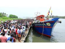 മുനമ്പം ബോട്ട് അപകടം: ജീവന്‍റെ കരയടുക്കാൻ എഡ്വിനും നരേൻ സർക്കാരിനും തുണയായത് തടിക്കഷ്ണം!
