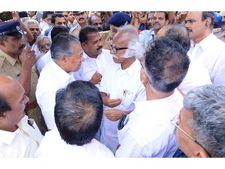  കെടുതിയില്‍പ്പെട്ടവര്‍ക്ക് ആശ്വാസമായി മുഖ്യമന്ത്രി വയനാട്ടില്‍: പുതിയ റേഷന്‍കാര്‍ഡ് നല്‍കും!