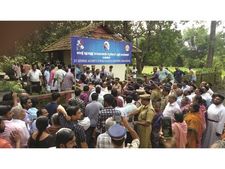 ചേലക്കര പള്ളിയില്‍  ശവസംസ്‌കാരത്തെ  തുടര്‍ന്ന് സംഘര്‍ഷം; ഓര്‍ത്തഡോക്‌സ്, യാക്കോബായ ഏറ്റുമുട്ടൽ!
