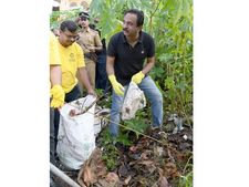 നീക്കിയിട്ടും തീരാത്ത ചെളിയും മണ്ണും: കോഴിക്കോട് കോര്‍പ്പറേഷനില്‍ 2000 പ്രവര്‍ത്തകരുടെ ശുചീകരണം