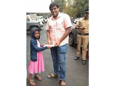 കലക്‌ട്രേറ്റില്‍ കൗതുകമായി  'മാലാഖയുടെ കുഞ്ഞുടുപ്പ്'; സൈക്കിള്‍ വാങ്ങാന്‍ വെച്ച പണവുമായി ക്ലമന്‍സി സാറ; വയനാട്ടിലേക്ക് സഹായം ഒഴുകുന്നു