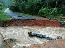 കേരളത്തിലേക്ക് പ്രവാസികളുടെ സഹായം: ഒരു വിമാനം കൂടി കരിപ്പൂരിലെത്തി