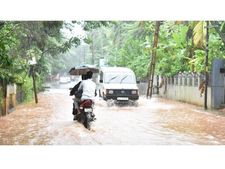 കനത്ത മഴ റോഡുകൾ കോഴിക്കോട്  വെള്ളത്തിൽ മുങ്ങി: പലയിടങ്ങളിലും വാഹന ഗതാഗതം തടസ്സപ്പെട്ടു