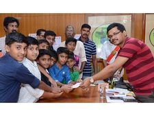 കുരുന്നുകളുടെ സഹായം കലക്‌ട്രേറ്റിലേക്ക് ഒഴുകുന്നു; ചൊവ്വാഴ്ചയുമെത്തി നിരവധി പേര്‍