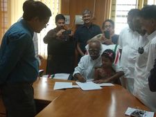 മഴക്കെടുതി ഓണക്കിറ്റുമായി ആന്റണിയുടെയും അഹമ്മദ് പട്ടേലിന്റെയും മക്കളെത്തി, ശ്രദ്ധേയയായി ഗീതാഞ്ജലി!