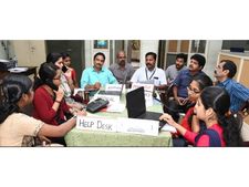 അവരുടെ തിരുവോണവും ഹെൽപ്പ് ലൈൻ സെൻററിൽ തന്നെ; അഭിനന്ദനം നേടി സന്നദ്ധ പ്രവർത്തകർ