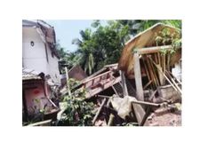നിര്‍മ്മാണത്തിലിരുന്ന വീട് തകര്‍ന്നു: വീട് പതിച്ച് മറ്റൊരു വീടിനും കേട്, സംഭവം കോഴിക്കോട്!