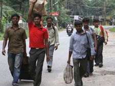 വിവേചനം വേണ്ട: ഇതരസംസ്ഥാന തൊഴിലാളികള്‍ക്ക് ബയൊമെട്രിക് കാര്‍ഡുകള്‍ ആയിക്കൂടേ ?