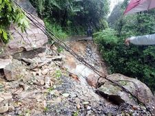 കക്കയം ഡാംസൈറ്റിലേക്കുള്ള റോഡ് ഒലിച്ചുപോയി ഒറ്റപ്പെട്ട ജീവനക്കാരെ പുറത്തെത്തിച്ചു