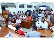 ശുചീകരണം ഊർജിതം; 30 ടൺ അജൈവ മാലിന്യം ശേഖരിച്ചു, കാലടിയിൽ മന്ത്രിയുടെ നേതൃത്വത്തിൽ പ്രളയക്കെടുതി അവലോകനം