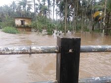 റോഡ് വെള്ളത്തിനടിയില്‍; ദുരിതാശ്വാസക്യാംപുകളില്‍ 19063 പേര്‍; വിദ്യാഭ്യാസ സ്ഥാപനങ്ങള്‍ക്ക് നാളെയും അവധി 