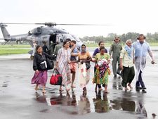 കൊച്ചി കായലിൽ ജലനിരപ്പ് ഉയരുന്നു; ബോട്ട് സർവീസ് നിലച്ചു,  ജില്ലയിൽ 379 ക്യാംപുകൾ... 112795 പേർ!!