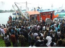കപ്പലും ബോട്ടുകളും കൂട്ടിയിടിക്കുന്നത് പതിവാകുന്നു: മത്സ്യ തൊഴിലാളികളുടെ സുരക്ഷ പരുങ്ങലില്‍! 