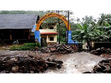 കോഴിക്കോട്ട് ദുരിതബാധിതരുടെ എണ്ണമേറുന്നു; പതിനയ്യായിരം പേർ ക്യാംപുകളിൽ