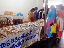 മഴക്കെടുതിക്ക് ശേഷം വയനാട്ടില്‍ ഓണചന്തകള്‍ സജീവമാകുന്നു; ശ്രദ്ധേയമായി കുടുംബശ്രീയുടെ സ്റ്റാളുകള്‍