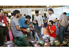 ഉരുള്‍പൊട്ടലില്‍ തകര്‍ന്ന കുറിച്ച്യാര്‍മല എല്‍പി സ്‌കൂള്‍ മേല്‍മുറി മദ്രസയില്‍; പഠനോപകരണങ്ങള്‍ നല്‍കി പ്രവേശനോത്സവം