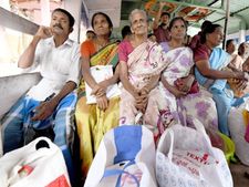 ക്യാമ്പ് വാസത്തിന് വിരാമം; കുട്ടനാട്ടുകാര്‍ വീടുകളിലേക്ക് മടങ്ങിത്തുടങ്ങി