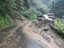 കനത്ത മഴയില്‍ വിറങ്ങലിച്ച് കോഴിക്കോട് ജില്ല: പുഴയിലൂടെ ഒഴുകിയത് വന്‍മരങ്ങളും പാറകളും