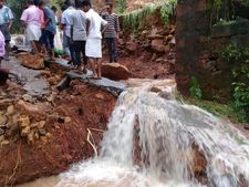 ഉരുള്‍പൊട്ടല്‍: മലപ്പുറം വെറ്റിലപ്പാറയില്‍ ഏഴൂപേര്‍ മരിച്ചു, 11 പേരെ കാണാനില്ല