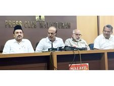   കേരളം പുനര്‍ നിര്‍മിക്കാന്‍ രാഷ്ട്രീയം മറന്ന് പ്രവര്‍ത്തിക്കുമെന്ന് മുസ്ലിംലീഗ്, മറ്റുള്ളകാര്യങ്ങള്‍ സമയമാകുമ്പോള്‍ പറയും, മുഴുവന്‍ പാര്‍ട്ടി പരിപാടികളും മാറ്റിവെച്ചു