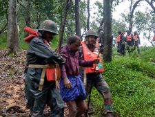 മഴ: നിലമ്പൂര്‍ ഉള്‍വനത്തില്‍ ഒറ്റപ്പെട്ട 64 ആദിവാസികളെ 7 ദിവസത്തിനു ശേഷം സൈന്യം രക്ഷപ്പെടുത്തി