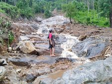 ഉരുള്‍പൊട്ടലില്‍ ഏക്കര്‍കണക്കിന് വിളഭൂമി പാറക്കെട്ടുകളായി, തോട്ടത്തിലെ 40 തൊഴിലാളികള്‍ ഒറ്റപ്പെട്ടു!