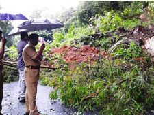  നിലമ്പൂരില്‍ വീണ്ടും വെള്ളപൊക്കം; ഗതാഗതം നിലച്ചു, നാടുകാണിച്ചുരത്തില്‍ രണ്ടിത്ത് മണ്ണിടിച്ചില്‍, ടൂറിസ്റ്റ് കേന്ദ്രങ്ങള്‍ സന്ദര്‍ശകര്‍ക്ക് വിലക്ക്